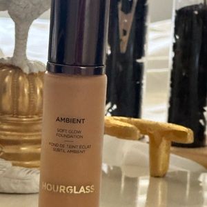 Hourglass foundation brand new in box never opened it comes in box☺️